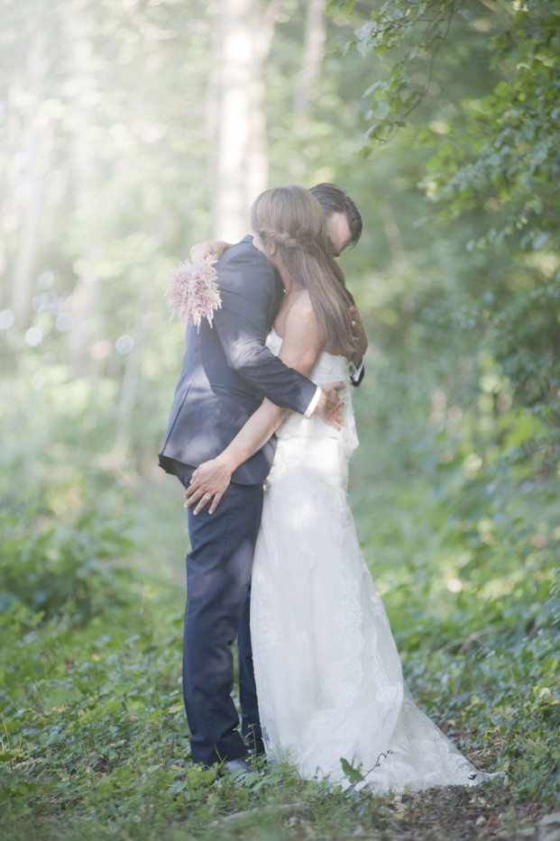 ©Solveig et Ronanphotographes - Mariage en blanc et origamis - La mariee aux pieds nus